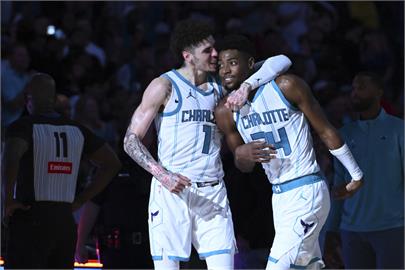 NBA(影)／這球太扯！黃蜂球弟半場空中接力榜眼飛人　對手看傻全場嗨爆