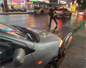 防撞桿救命！　轎車失控衝公車候車亭險撞人群