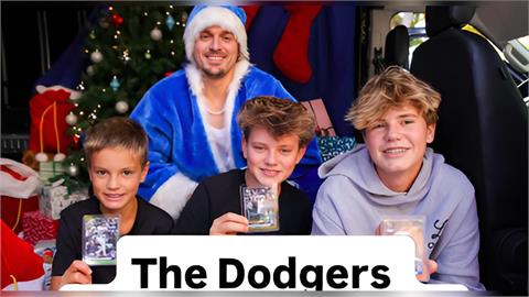 MLB(影)／大聯盟也有「聖誕老人」！「道奇奪冠功臣」聖誕節驚喜送暖分享歡樂