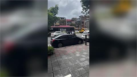 驚險! 工程車高速倒車連撞汽機車 公車急煞閃過