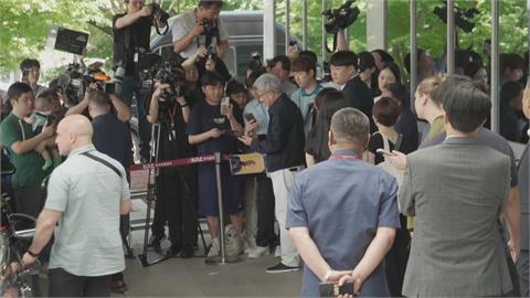 傳奇同框！　黃仁勳見「電競之神」Faker　送新款5090顯卡