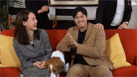 MLB(影)／夫妻檔＋愛犬同框「超萌」！大谷喜奪MVP、小狗意外偷溜出鏡