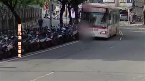 公車撞翻路邊10輛機車　司機肇事逃逸下場慘了