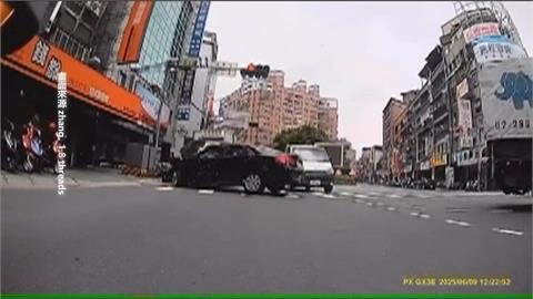 險！通緝犯躲警查緝衝撞貨車棄車逃逸　到友人家藏匿1小時後落網