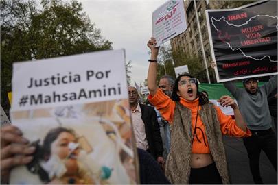 抗議頭巾女遭伊朗警虐殺案已死13人　BBC：蔓延為全球抗爭行動