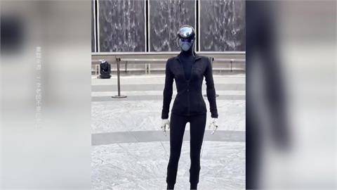 中國機器人又翻車！ 「初登場慘摔」被狼狽攙扶架離