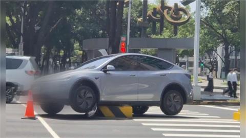 3天被撞2次！休旅車轉彎衝庇護島　警示桿慘被波及