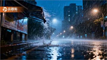 狂風暴雨！北市摩斯漢堡招牌被吹落　砸毀多輛機車