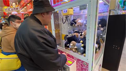 挑戰台北地下街娃娃機竟巧遇小粉絲　超強實力讓人看傻眼驚呼：你好厲害　