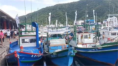 綠島6月起「客貨分流」停載漁獲　漁民拉白布條抗議