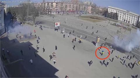 沒在怕！俄軍無情開槍掃射示威抗議民眾　烏克蘭男披國旗寧死不逃