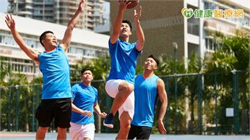 大學生夏日球場奔馳沒喝水　當晚兩腿無力腎臟險受損