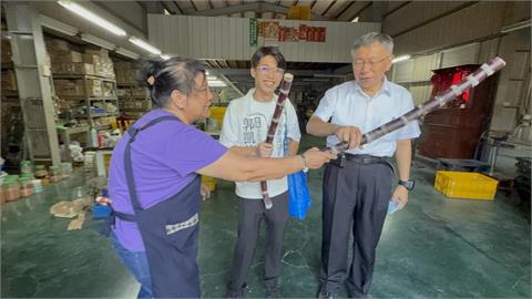 快新聞／謹記蔣萬安教訓！柯文哲彰化助選收甘蔗「當打狗棒不錯」　團隊抱好不敢亂丟
