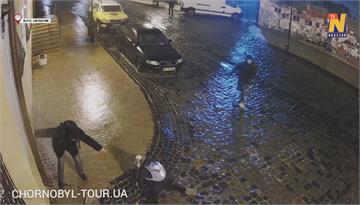 烏克蘭基輔路面結冰　民眾邊爬邊摔爆笑全都錄
