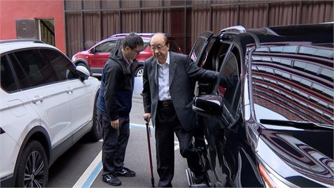 總召回來了！柯建銘拄拐杖參加朝野協商　韓國瑜：掰咖還第一個到真感動
