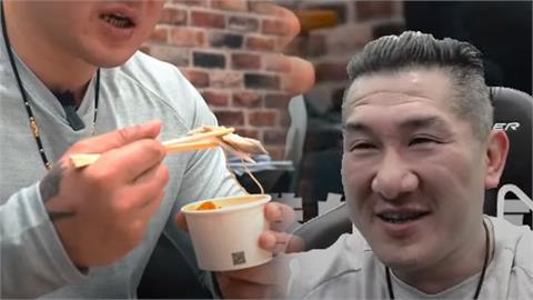 開箱超派丼飯評好吃！館長疑「連橡皮筋一起吞」　笑喊：2天後拉出來看