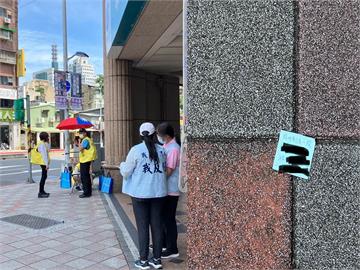 快新聞／不用心？罷綠團體被直擊未處理留個資便條紙　畫面曝光