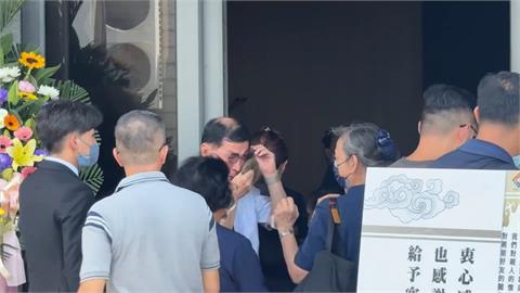 彭振聲悲痛目送愛妻移靈　「財產來源不明」爭議連環爆