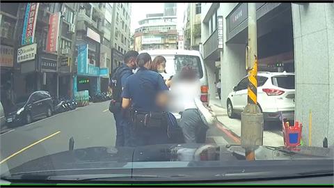 違規停車不聽勸告！　女子激動飆罵攻擊警　被壓制上銬送辦