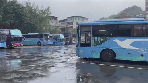 載客量大跳水！基隆客運R線多班次停駛　市府租遊覽車「一個月免費搭」