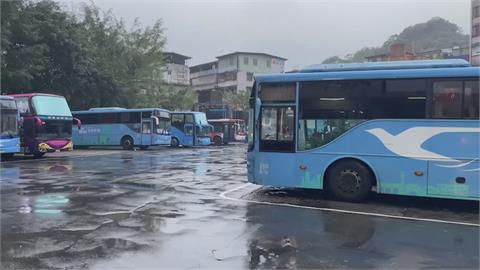 載客量大跳水！基隆客運R線多班次停駛　市府租遊覽車「一個月免費搭」