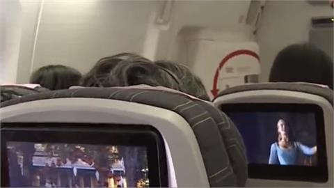 他搭機見鄰座不看電影只盯「1畫面」超困惑！釣出一票愛好者認同：這時才能看