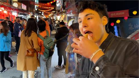 外國男第一次在台灣過年！「吃爆年貨大街」一口接一口停不下