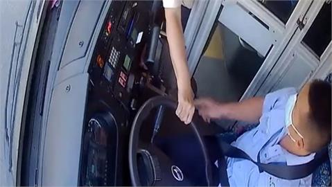 朋友沒趕上公車…中國70歲大媽4度出手「搶方向盤」吼司機：停車！