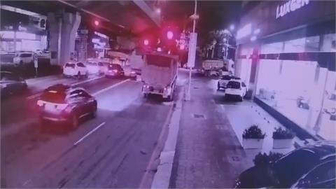 扯！高雄左營這處路口　4輛砂石車「集體闖紅燈」