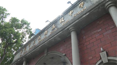 新校長未報到先遭嗆聲！　板中學生掛白布條抗議：獨裁者