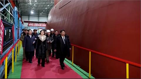 金正恩監督飛彈試射　視察核潛艦打造工程