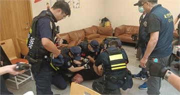 桃機持刀挾持案！44歲男劃傷國泰航空實習生、航警遭制伏　口袋搜出毒品