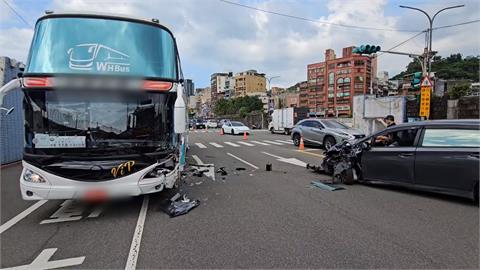 基隆遊覽車遭轎車逆向撞　多名日籍乘客輕傷