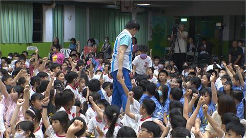 停看聽變有趣！和泰攜蘋果劇團　走進校園教孩子保命技巧