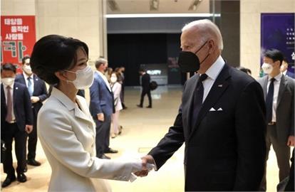拜登與南韓「最美第一夫人」親切握手！晚宴向尹錫悅笑讚：老婆很漂亮