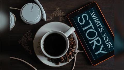 只喝咖啡跟茶不能補充水份？營養師「破解迷思」：連吃東西也是補水