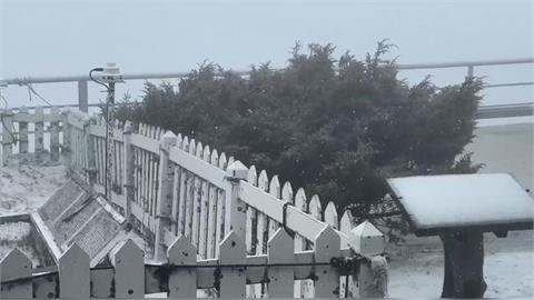 銀白世界美不勝收！玉山北峰下雪了　持續近半小時