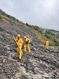 梨山道路搶通　台電派出15輛重機具及34名人員入山搶修供電