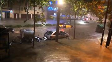 西班牙巴塞隆納大雨 路上汽車全泡水