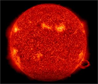 太陽系最大燈泡「日冕物質拋射」　鄭明典PO表面照：越來越活躍了！