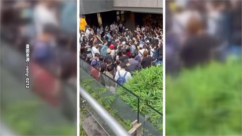 台北限定款粉色爆炸頭皮卡丘搶瘋！　人潮塞爆排隊亂象惹民怨