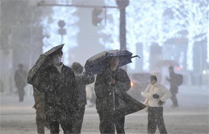 冷氣團襲擊下暴雪！札幌滑雪場雪仍不夠　關東地區溫差大紅葉鮮豔火紅