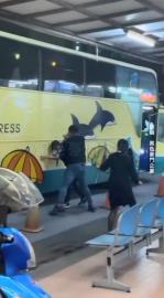 轎車違停被叭！　火爆駕駛揮拳毆打客運司機