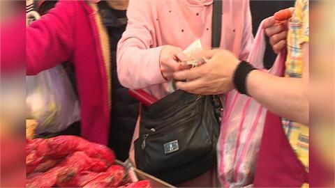 趁亂騙錢？　婦疑拿假鈔買年貨　遭攤商識破：無防偽線