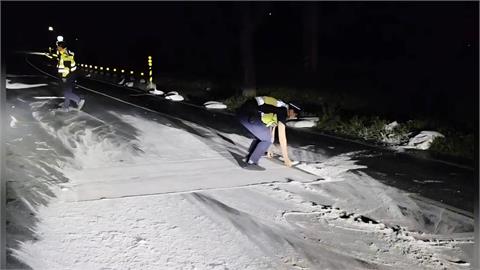 快新聞／台9線深夜變「溜冰場」！麵粉灑滿300公尺畫面曝光
