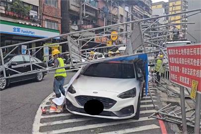 快新聞／雨橫風狂！台東超過2000戶停電　基隆1車遭棚架砸中