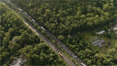 澳洲750公斤金屬碎片從天而降　逾300車爆胎動彈不得