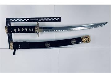 空踩油門行為怪異　47歲小貨車駕駛涉酒駕又帶開鋒武士刀
