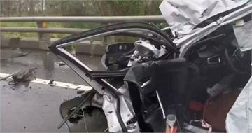 鳳凰颱風來勢洶洶！台9線雨天驚魂　小客車對上貨車「車頭凹陷」現場僅剩單線通行