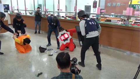 SSR正妹警花變身劫匪！落網彎腰「拉鍊失速滑開」網歪樓：有流量密碼